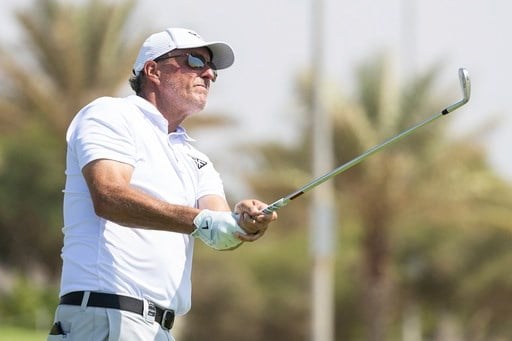 يدعي فيل ميكلسون أن المزيد من اللاعبين يرغبون في الانضمام إلى فريق LIV Golf المدعوم من السعودية