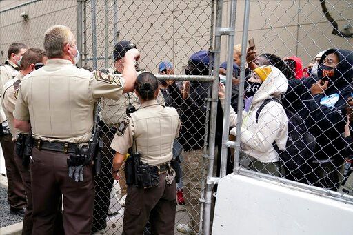 Prosecutors: Chauvin used neck restraints in past arrests