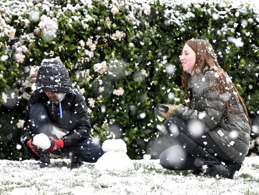 Snow falls in Los Angeles area, 1,000s still without power - Vimarsana News