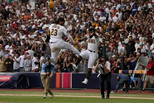 Padres rally for 2-game Mexican sweep, beat Giants 6-4 