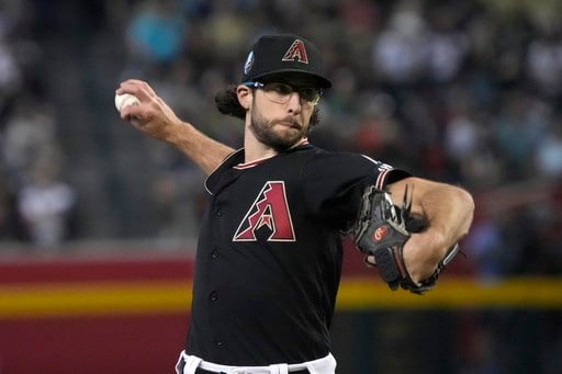 diamondbacks-pitcher-accidentally-kills-bird-with-pregame-throw