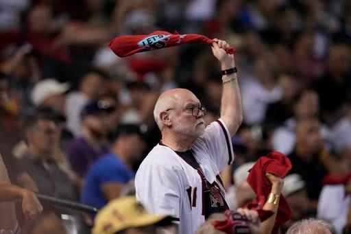 D-backs slug 4 homers in record-setting barrage, sweep Dodgers