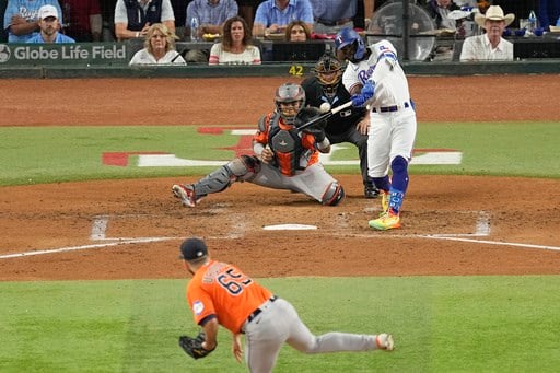 Houston Astros: José Abreu shows he could be a key postseason piece