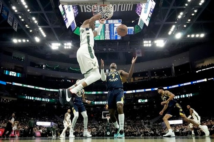 Giannis Antetokounmpo scores franchise-record 64 points, Bucks b