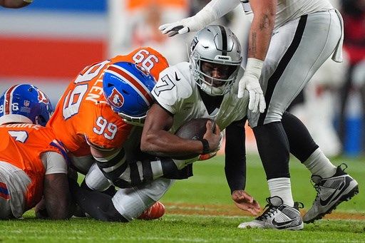 Geno Smith battered by relentless Denver defense in Raiders' 10-7 loss