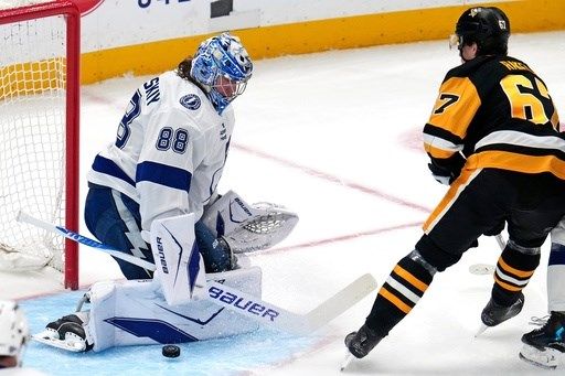 Kucherov scores deciding shootout goal as Lightning beat Penguins 2-1 for 11th straight win