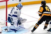 Kucherov scores deciding shootout goal as Lightning beat Penguins 2-1 for 11th straight win