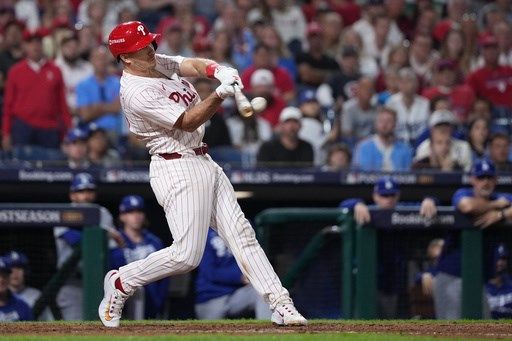 J.T. Realmuto agrees to $45 million, 3-year deal to stay with Phillies, AP source says