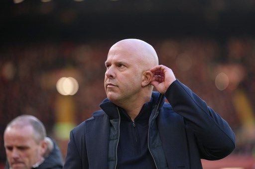 Man United stuns Man City in Carrick's first game and Liverpool drops more points