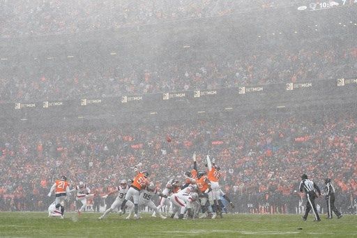Snow and wind pick up in 2nd half of AFC championship game in Denver
